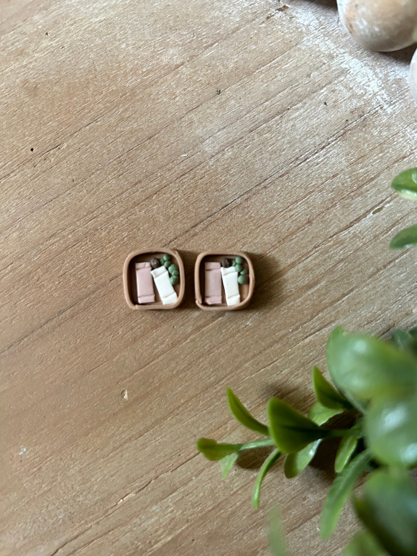 Mini Bookshelf Stud