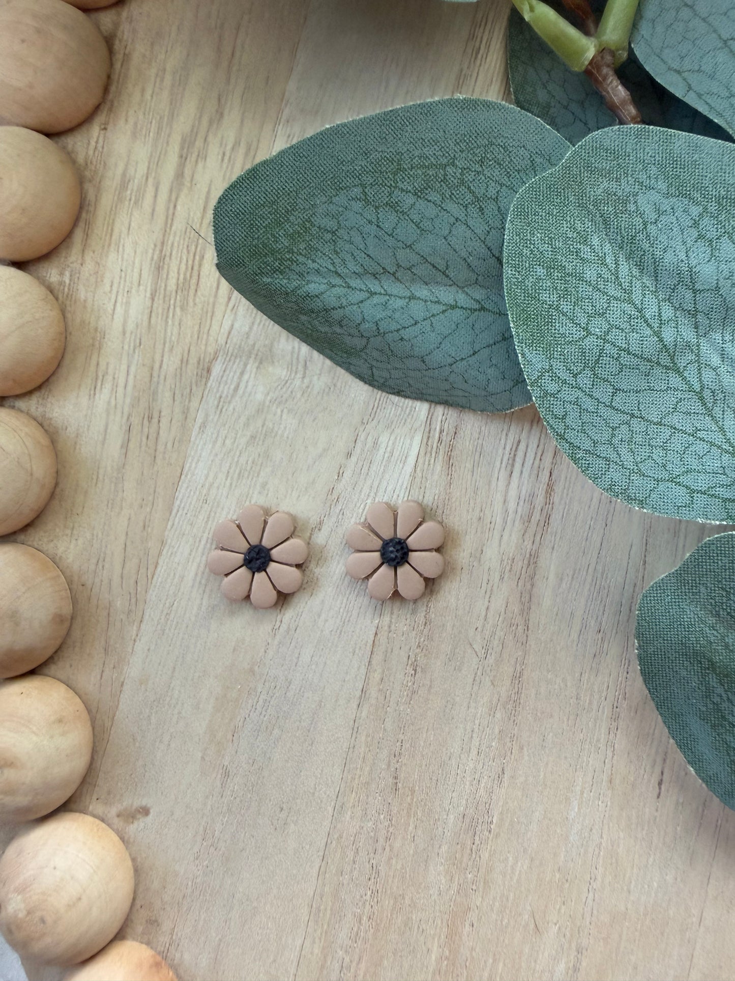 Mocha Daisy Stud