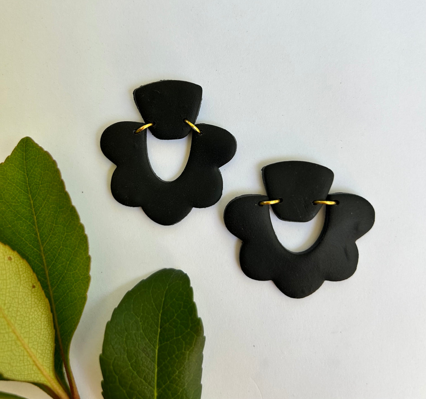 Black Scalloped Arch