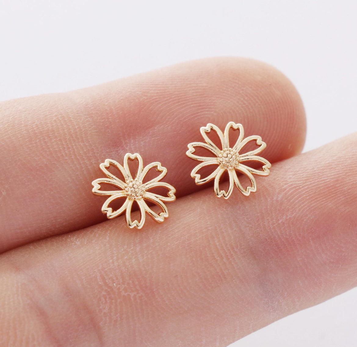 Gold Dainty Daisy Stud